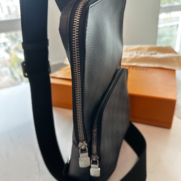 LIKE NEW!! AUTHENTIC LOUIS VUITTON- DamierGraphite sling bag Shoulder Bag - Picture 4 of 5